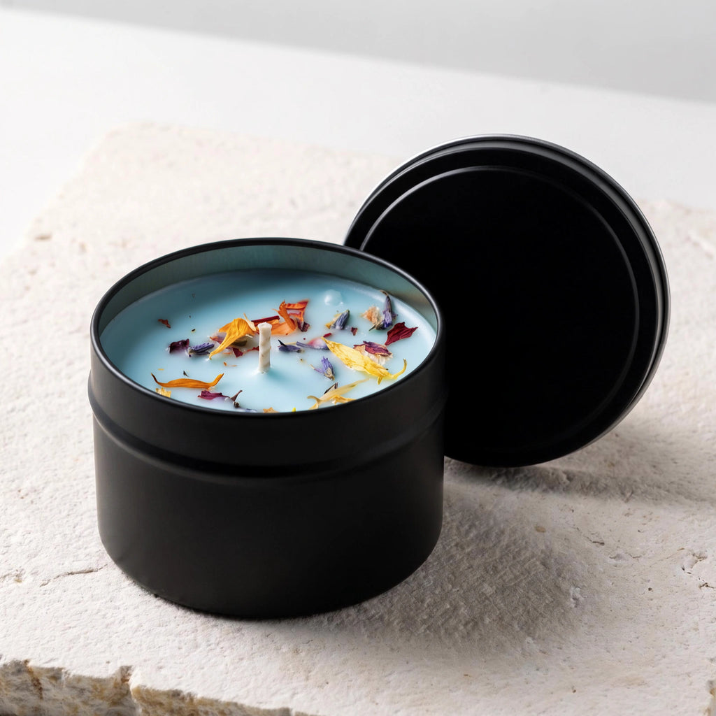 Duftkerze mit Trockenblumen – schwarze Metalldose, 3,5 oz