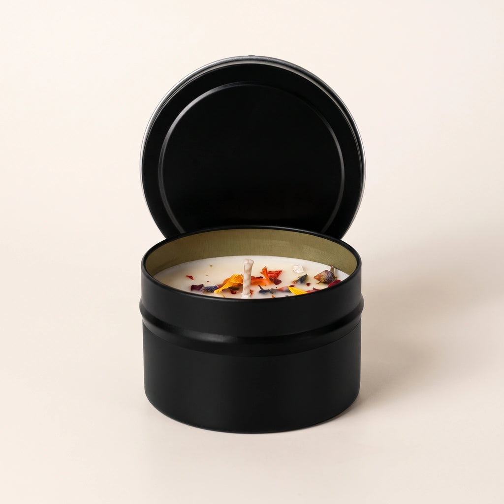 Duftkerze mit Trockenblumen – schwarze Metalldose, 3,5 oz