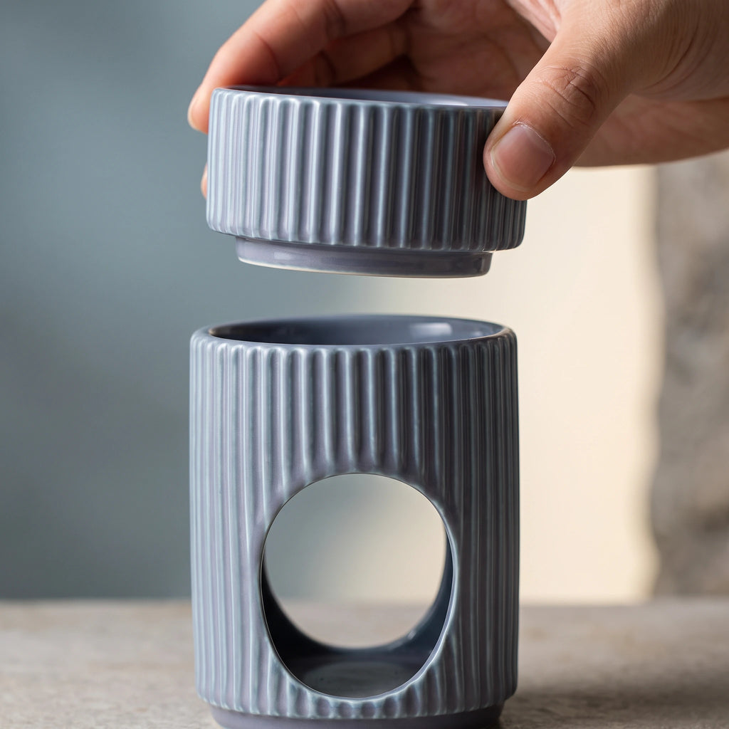 Détail de la coupelle du Brûle-parfum Céramique Nami bleu brume