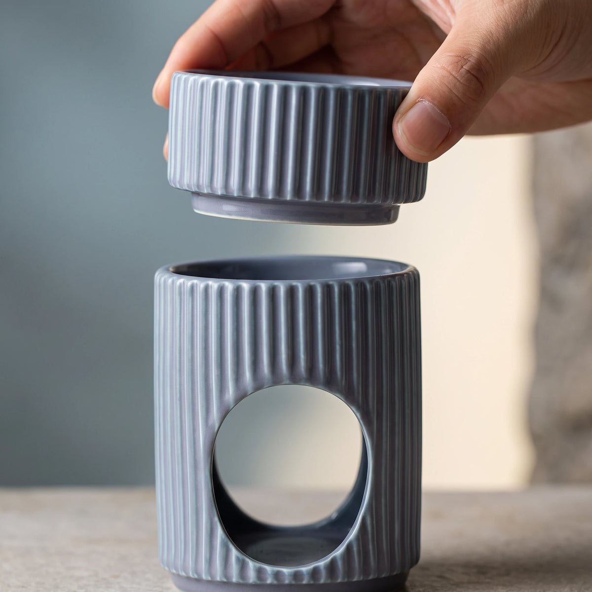 Détail de la coupelle du Brûle-parfum Céramique Nami bleu brume