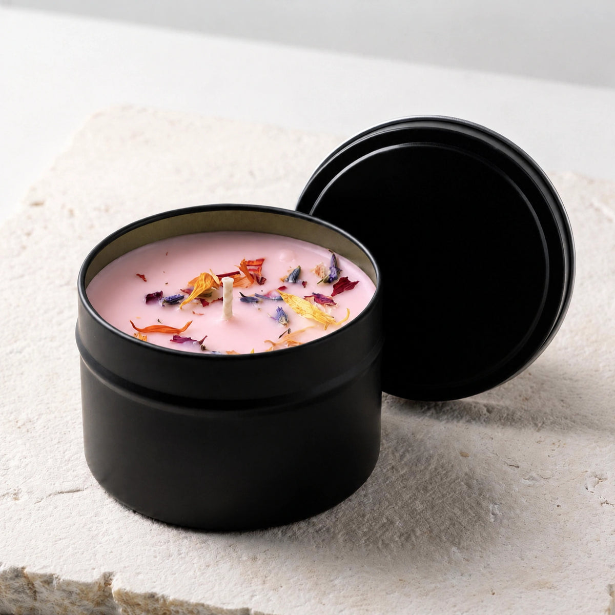 Duftkerze mit Trockenblumen – schwarze Metalldose, 3,5 oz