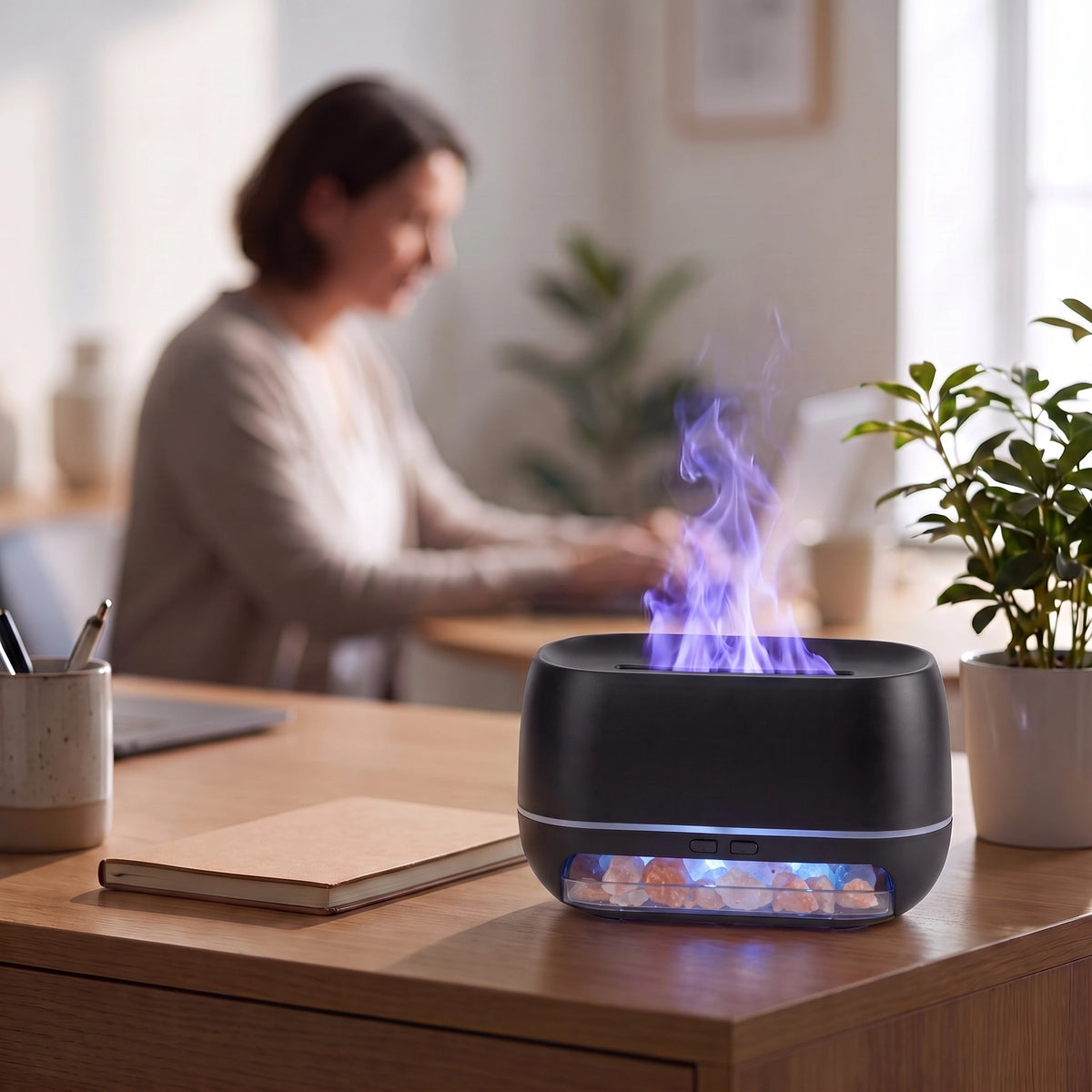 Diffuseur Noir à effet flamme dans un espace de travail