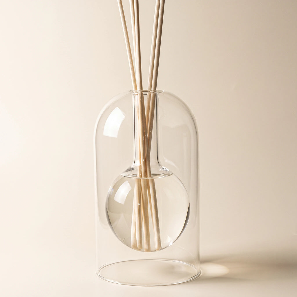 Détail de la bouteille ronde et de la cloche du diffuseur à tiges Sélène