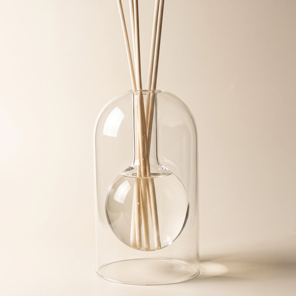 Détail de la bouteille ronde et de la cloche du diffuseur à tiges Sélène