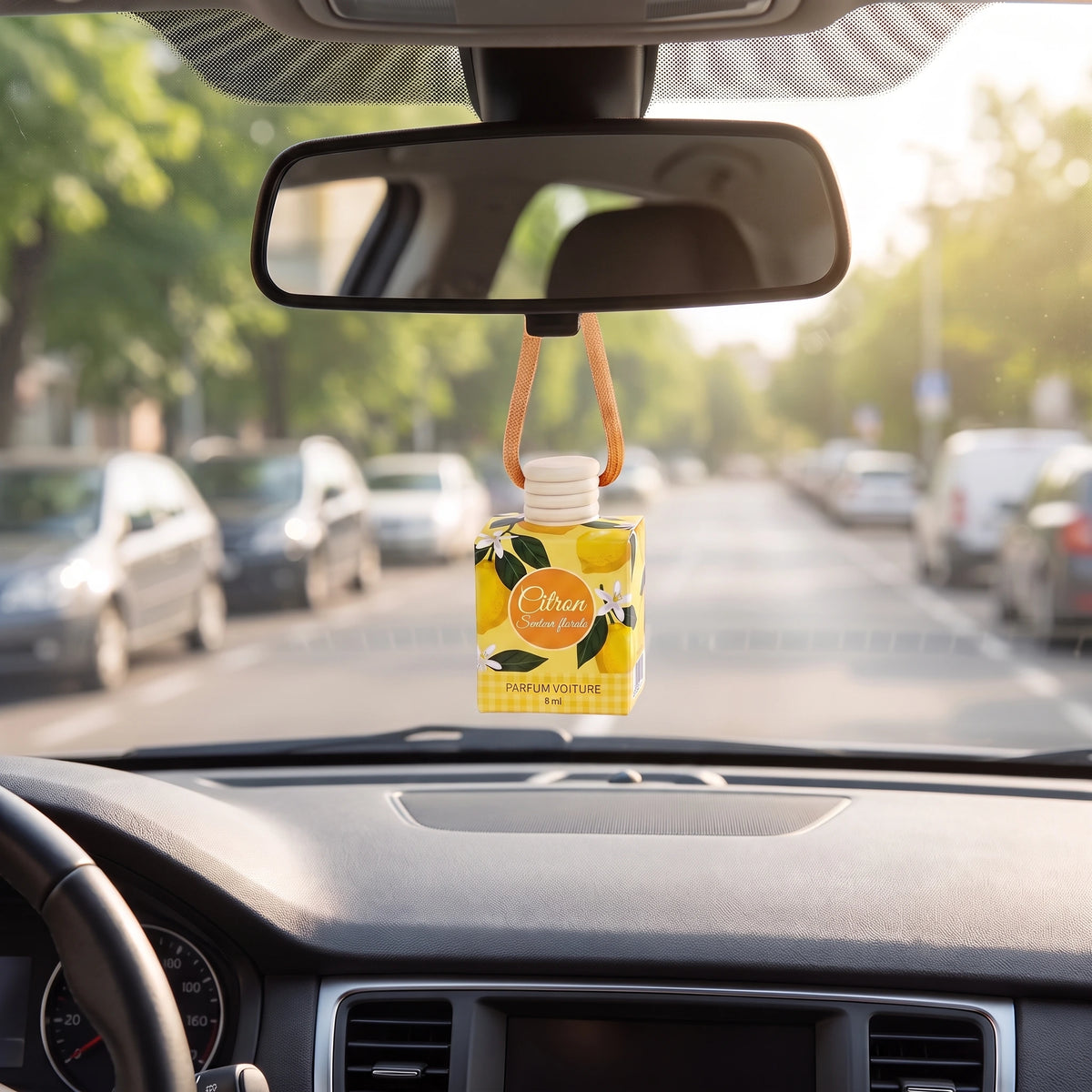 Parfum voiture suspendu Citron dans un habitacle lumineux