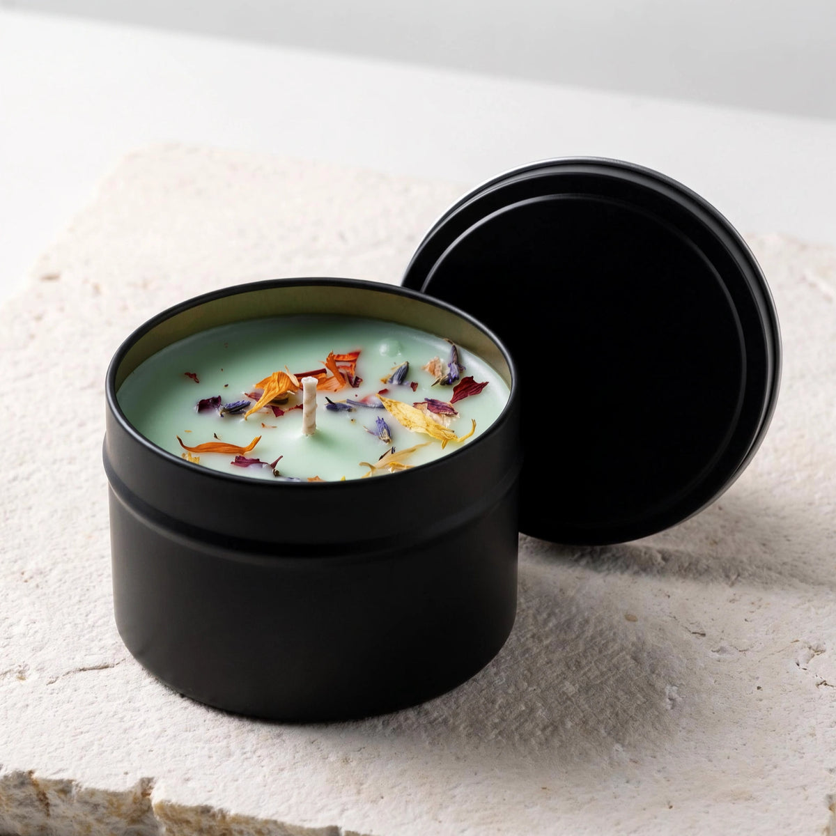 Duftkerze mit Trockenblumen – schwarze Metalldose, 3,5 oz