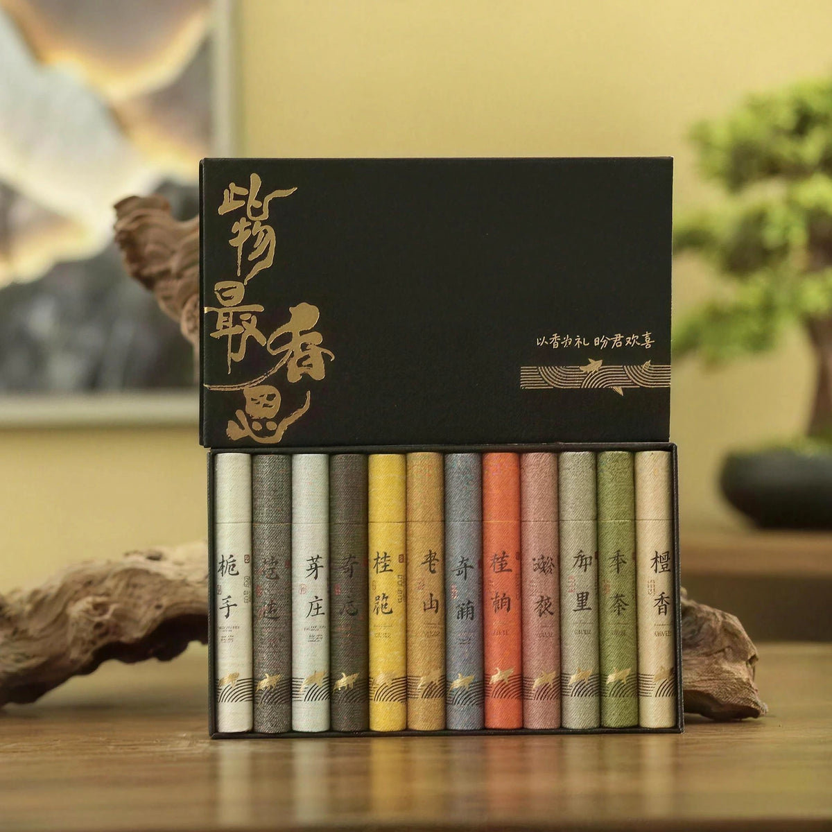 Détail du coffret noir et des inscriptions chinoises d’origine