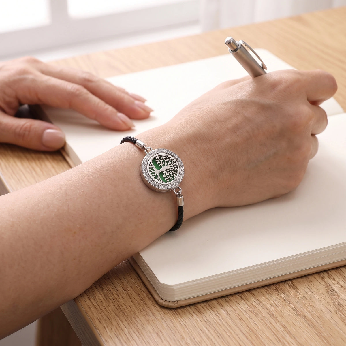 Bracelet diffuseur porté pendant l’écriture au bureau