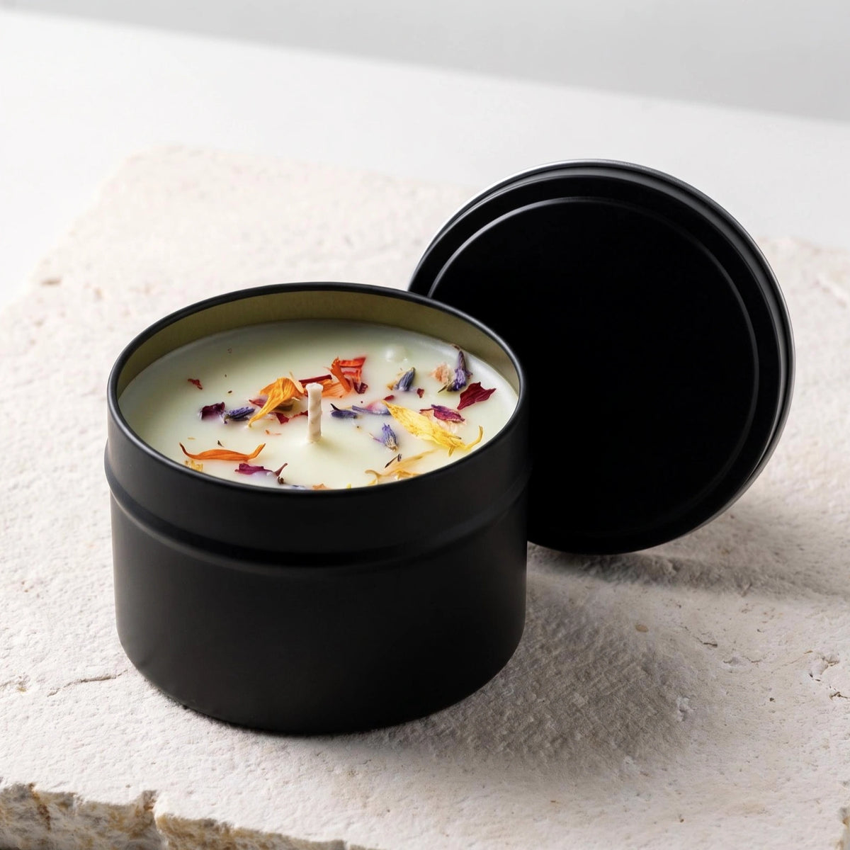 Duftkerze mit Trockenblumen – schwarze Metalldose, 3,5 oz