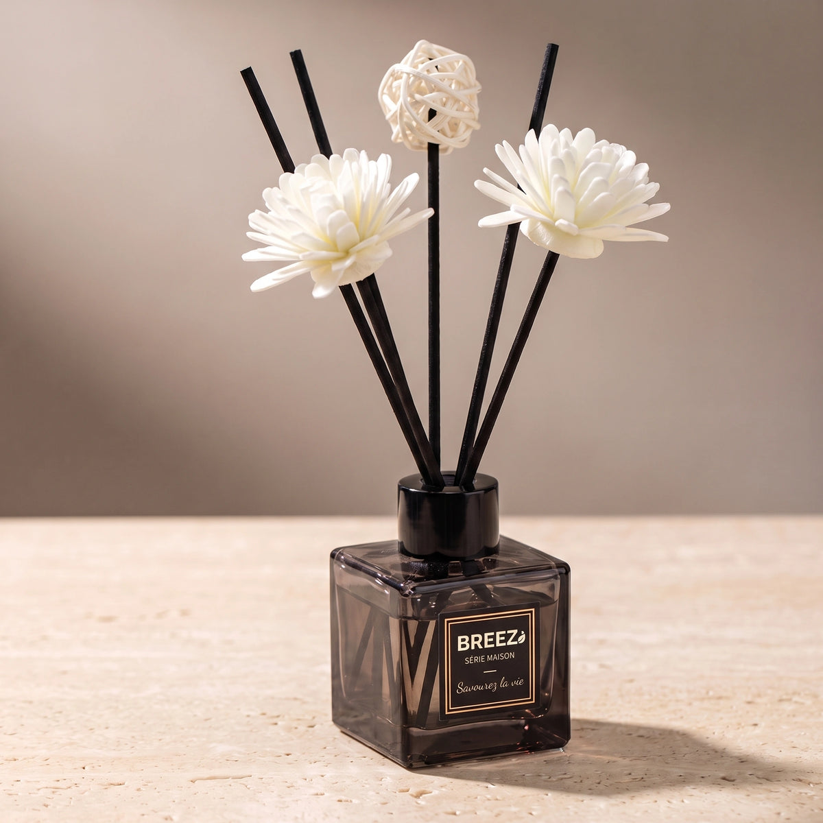 Détail du flacon carré du diffuseur à tiges floral Breez