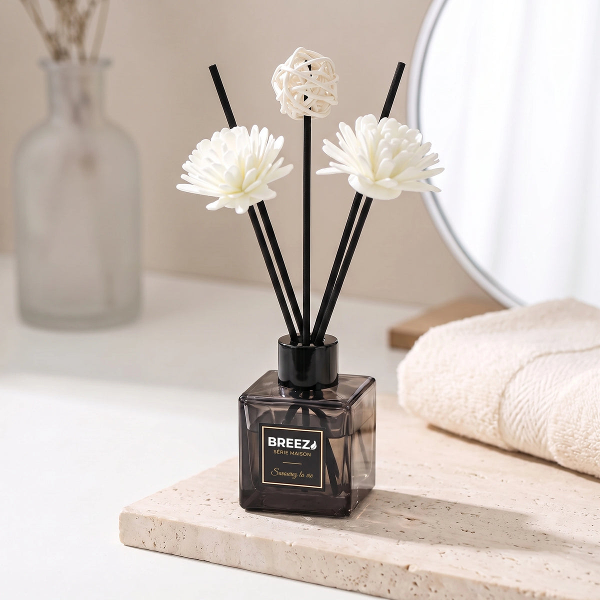 Diffuseur à tiges floral Breez sur une tablette de salle de bain
