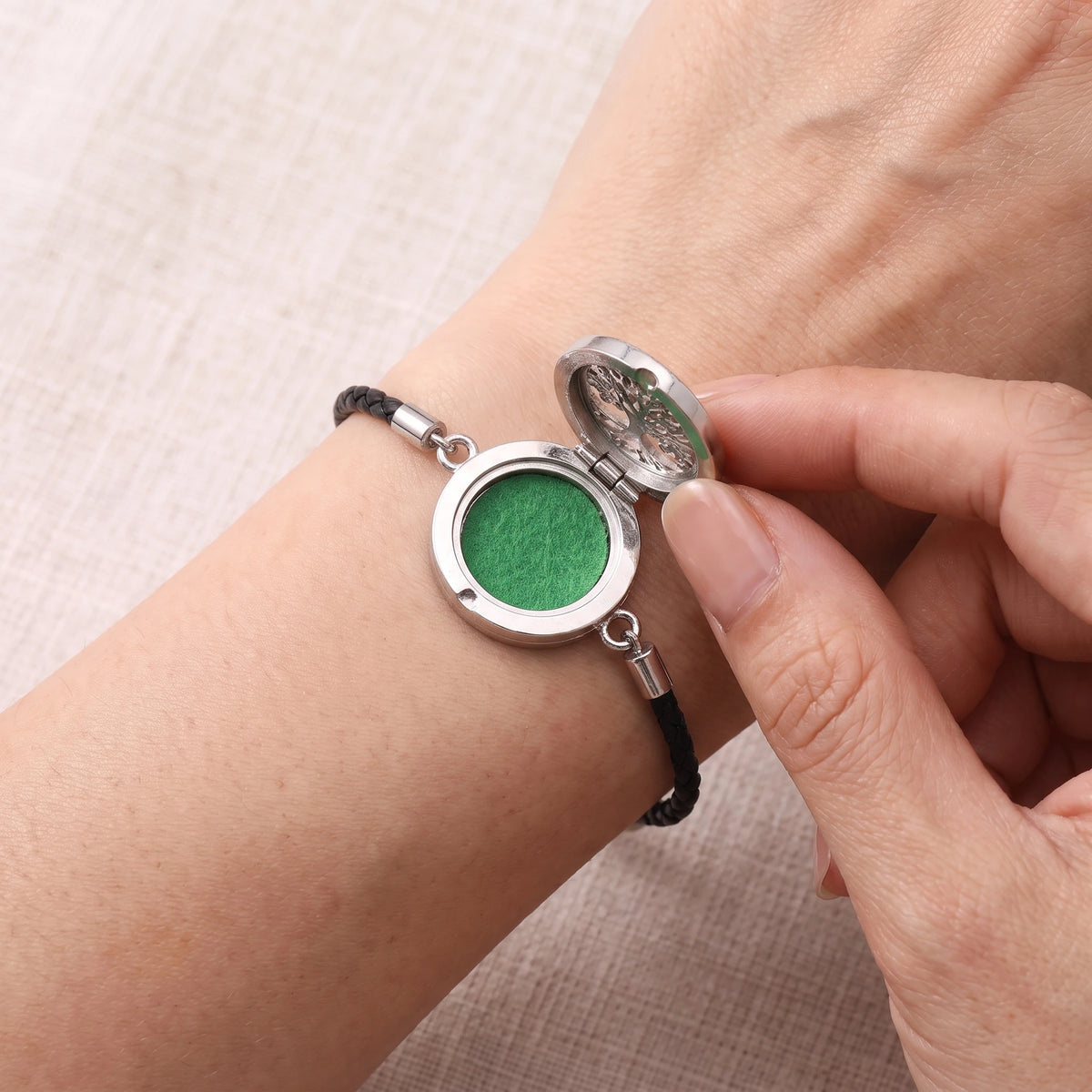 Médaillon ouvrant du bracelet diffuseur avec support feutre vert